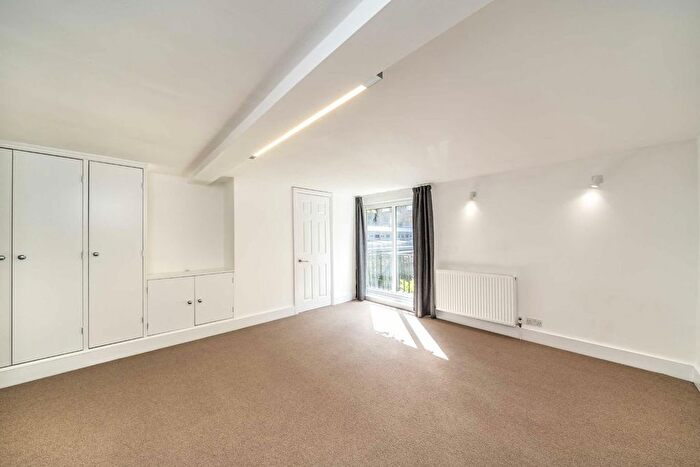 3 Bedroom Flat To Rent In Portobello Road, Notting Hill, W11