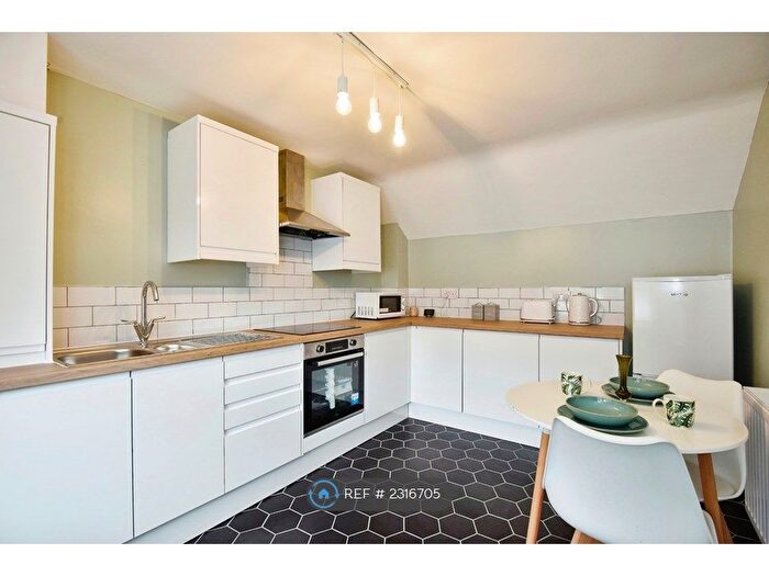 2 Bedroom Flat To Rent In East Street, Sittingbourne, ME10