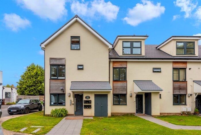 1 Bedroom Apartment To Rent In Firs Close, Caterham, CR3