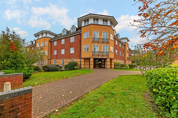 2 Bedroom Apartment To Rent In Dexter Close, St. Albans, AL1