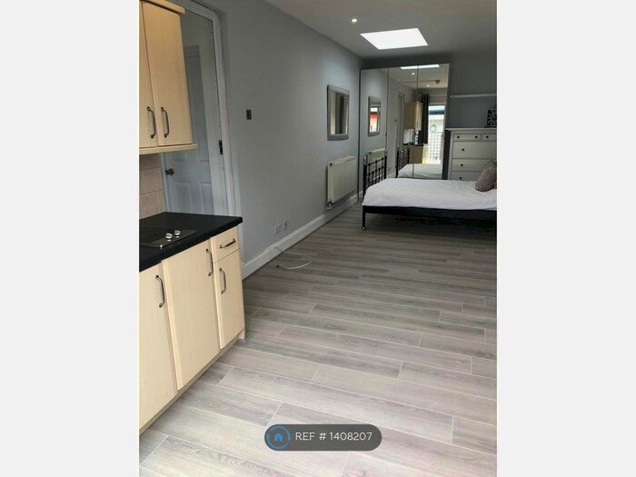 Studio To Rent In Colonial Road, Slough, SL1