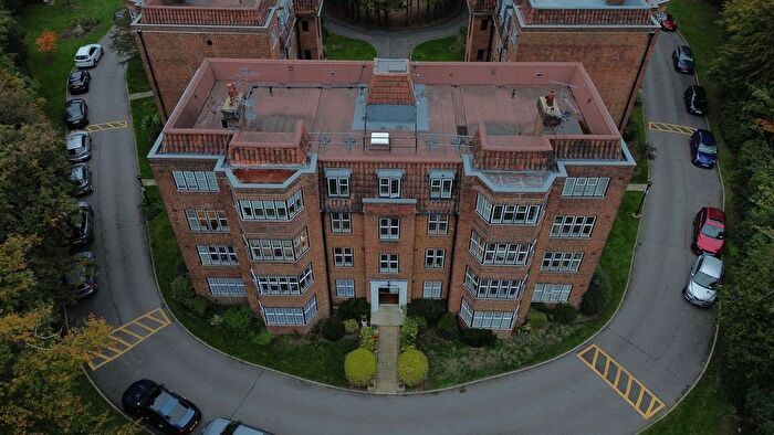 3 Bedroom Flat For Sale In Highlands Heath, Portsmouth Road, London, SW15