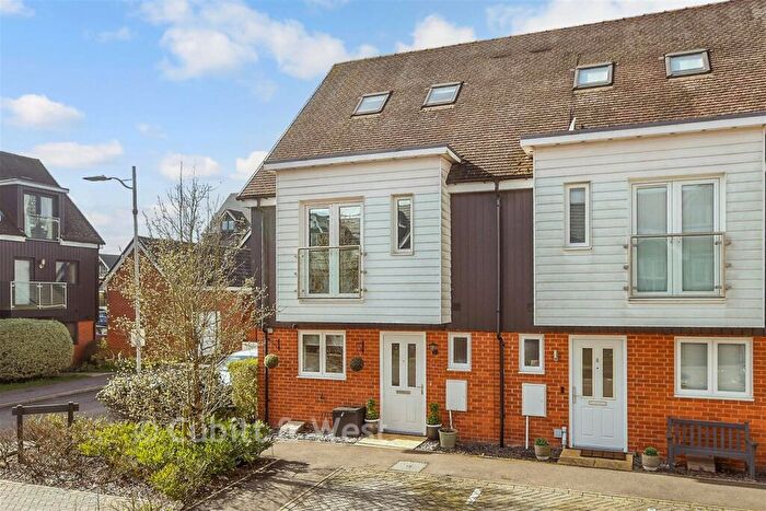 3 Bedroom End Of Terrace House For Sale In Huxley Drive, Oxted, Surrey, RH8