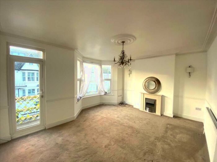 2 Bedroom Apartment To Rent In Leigh On Sea, SS9
