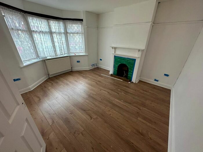 4 Bedroom Semi-Detached House To Rent In Standard Road, Hounslow, TW4