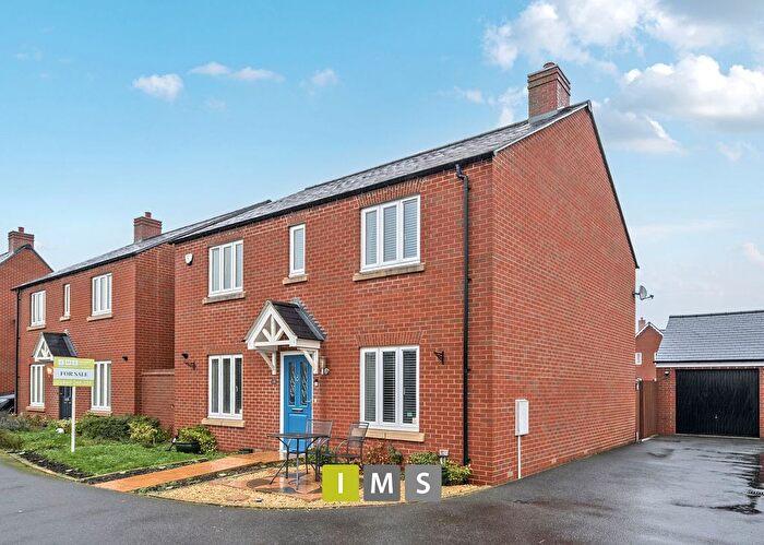 4 Bedroom Detached House For Sale In Maunde Close, Chesterton, OX26