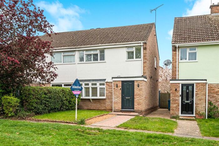 3 Bedroom Semi Detached House For Sale In Bartons Drive, Yateley, Hampshire, GU46