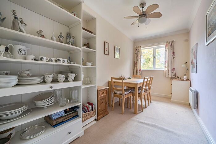 2 Bedroom Flat For Sale In Silk Lane, Twyford, Reading, Berkshire, RG10