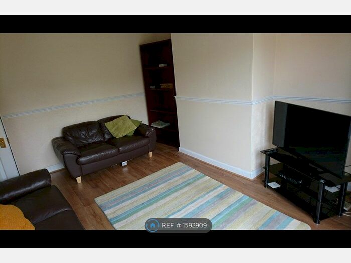 4 Bedroom Semi-Detached House To Rent In Anson Drive, York, YO10