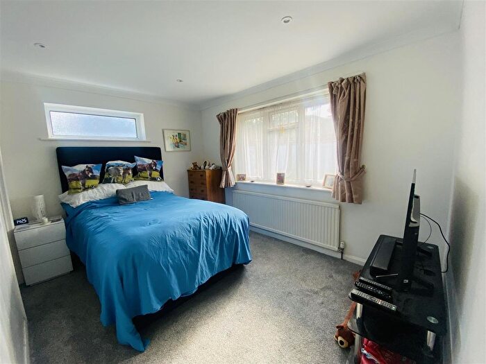 2 Bedroom Detached Bungalow For Sale In St. Lukes Close, Woodside, Croydon, SE25