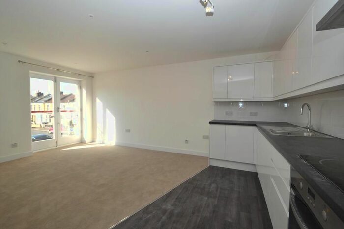 2 Bedroom Flat To Rent In Beresford Road, New Malden, Surrey, KT3