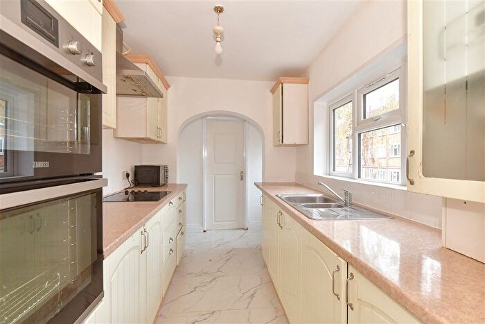 3 Bedroom Terraced House For Sale In Luton High Street, Chatham, Kent, ME5