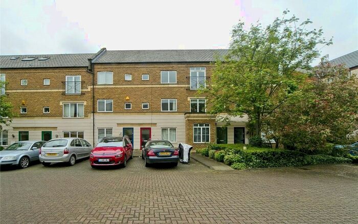 4 Bedroom Property To Rent In Tollington Way, London, N7
