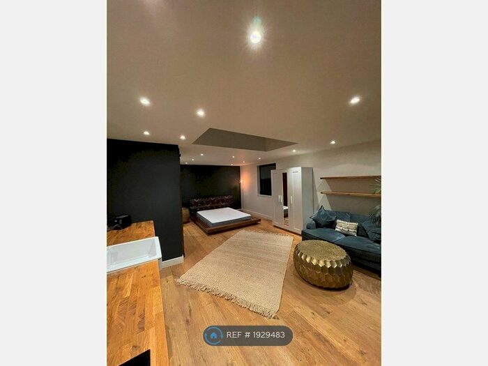 Studio To Rent In North Finchley, London, N12