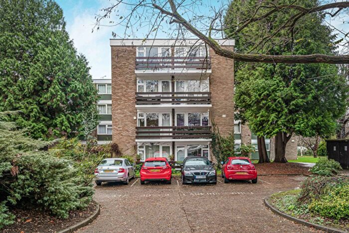 3 Bedroom Flat For Sale In Abbots Park, St. Albans, Hertfordshire, AL1