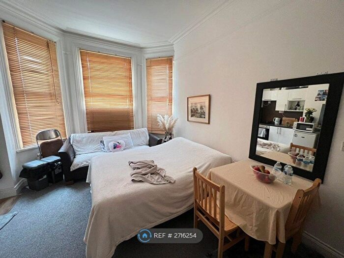 Studio To Rent In Station Road, London, NW4