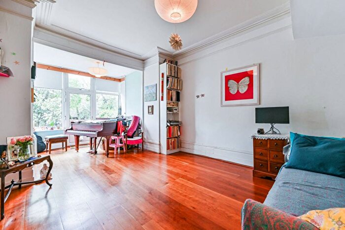 3 Bedroom Maisonette For Sale In Cranwich Road, Stoke Newington, Stoke Newington, London, N16