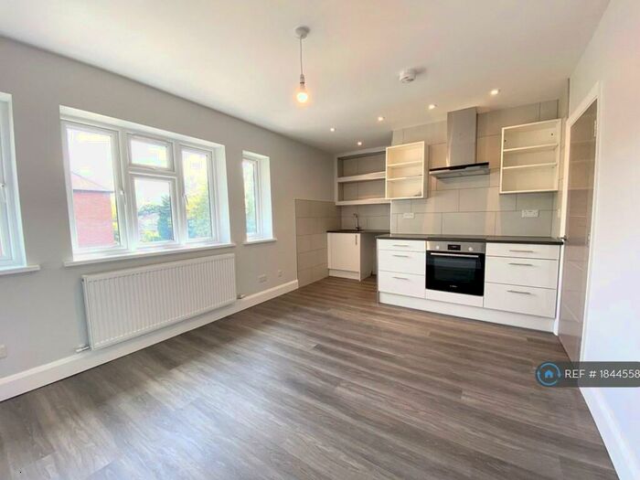 2 Bedroom Flat To Rent In Carley Court, London, N12