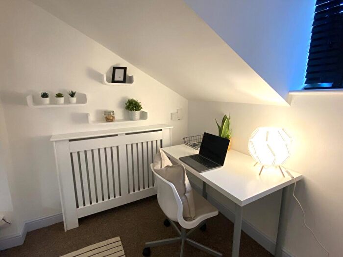 1 Bedroom Flat To Rent In Flat, Portland Street, - Bed, LN5