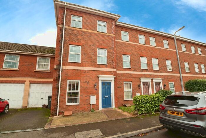 4 Bedroom Town House To Rent In Beaufort Square, Splott, Cardiff, CF24