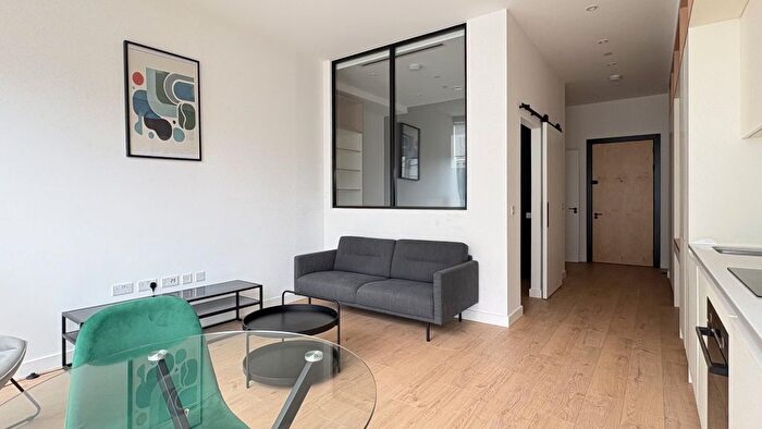 1 Bedroom Flat To Rent In Great West Road, Brentford, TW8