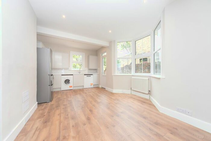 2 Bedroom Flat To Rent In Racton Road, London, SW6