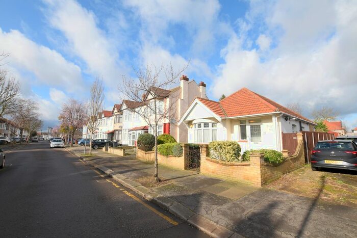 2 Bedroom Detached Bungalow To Rent In Newbury Road, Ilford, IG2
