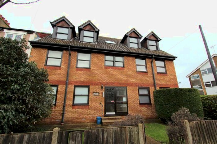 1 Bedroom Apartment To Rent In Glendale Gardens, Leigh-on-Sea, Essex, SS9