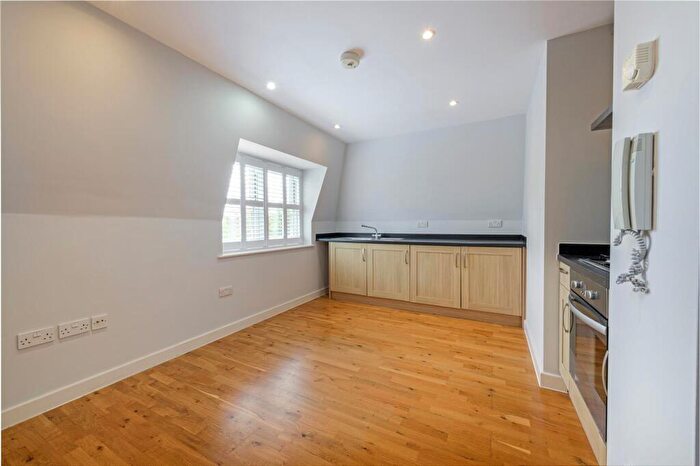 1 Bedroom Flat To Rent In The Avenue, Worcester Park, KT4