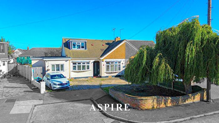 3 Bedroom Semi Detached House For Sale In Hawkesbury Close, Canvey Island, SS8