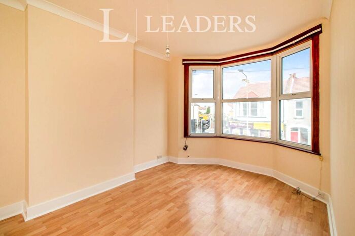 2 Bedroom Flat To Rent In Bournemouth Park Road, Southend-on-Sea, SS2