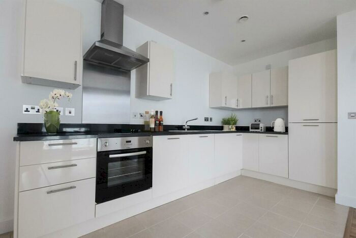 2 Bedroom Flat To Rent In Bedroom Property In London, E15