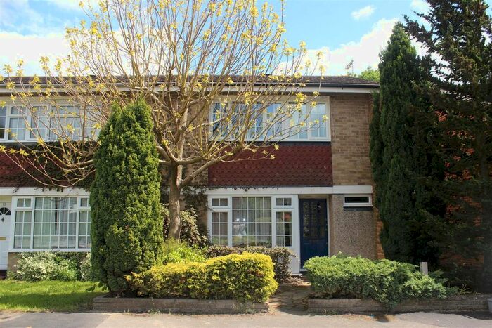 4 Bedroom End Of Terrace House To Rent In Hazel Close, Englefield Green, Egham, TW20