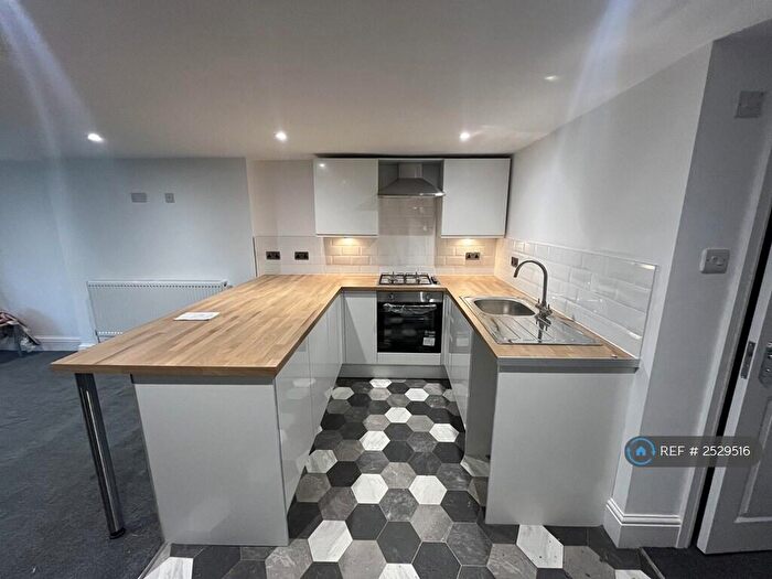 3 Bedroom Flat To Rent In Alexandra Road, Sale, M33