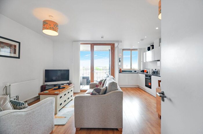 1 Bedroom Flat For Sale In Railway, Lockton Street, London, W10