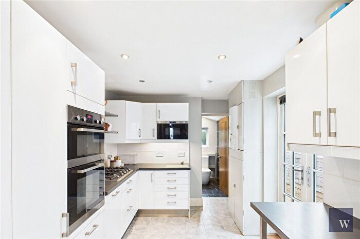 3 Bedroom Terraced House For Sale In Colmer Road, London, SW16