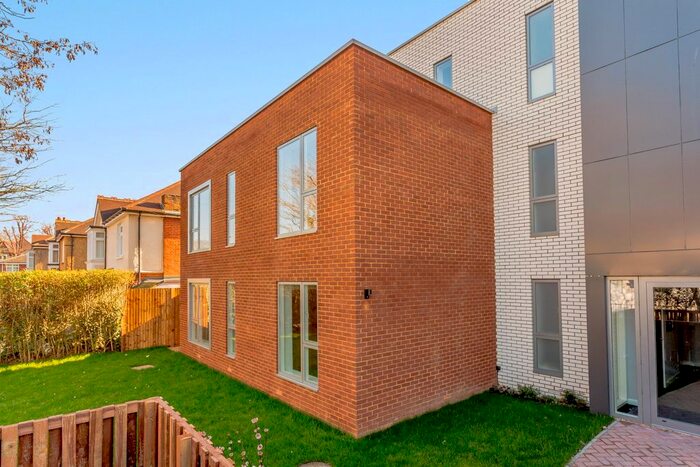 2 Bedroom Flat To Rent In - Green Lane, Shepperton, TW17