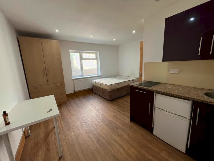 Studio To Rent In Sunny Place, Hendon, NW4