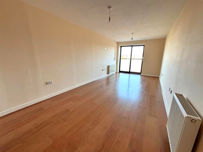 1 Bedroom Apartment For Sale In Victory Park Road, Addlestone, KT15