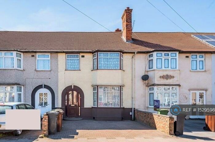 3 Bedroom Terraced House To Rent In Dagenham Avenue, Dagenham, RM9