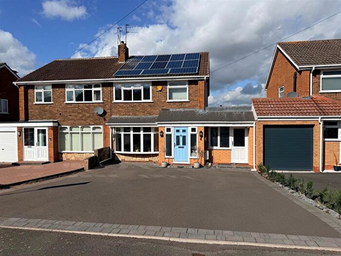 3 Bedroom Semi-Detached House For Sale In Compton Road, Stourbridge, DY9