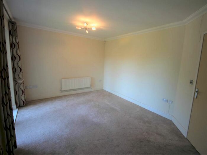 2 Bedroom Flat To Rent In Central Court, Chigwell, Essex, IG7
