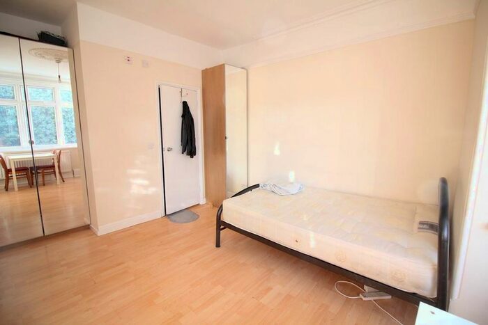 Studio To Rent In Hanworth Road, Hounslow TW4
