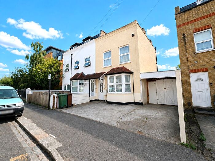 5 Bedroom Property To Rent In Vicarage Road, London, E10