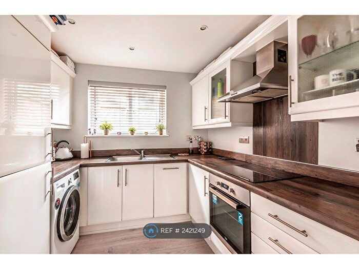 1 Bedroom Flat To Rent In Chandlers Court, London, SE16