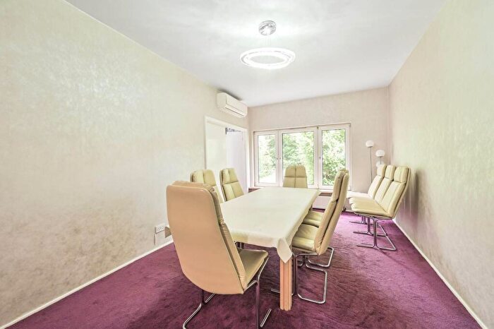 5 Bedroom Semi-Detached House For Sale In West Avenue, Hendon, London, NW4