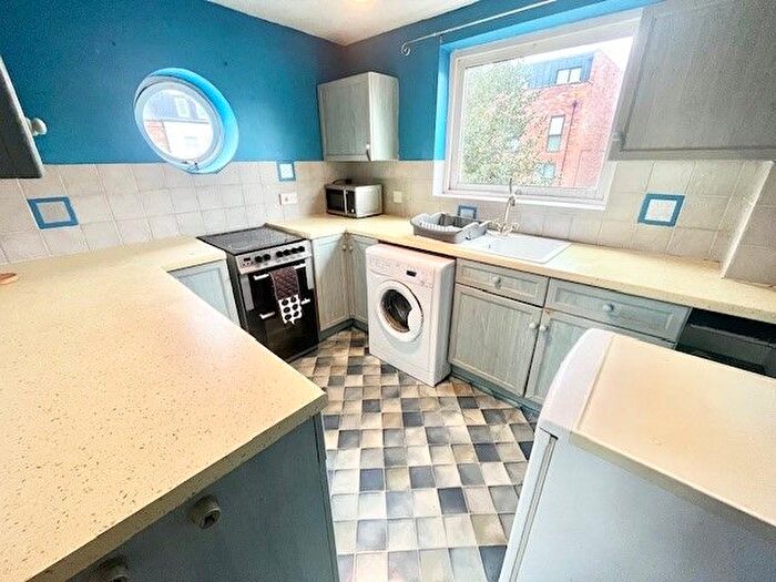 2 Bedroom Flat To Rent In Tonnelier Road, Nottingham, NG7