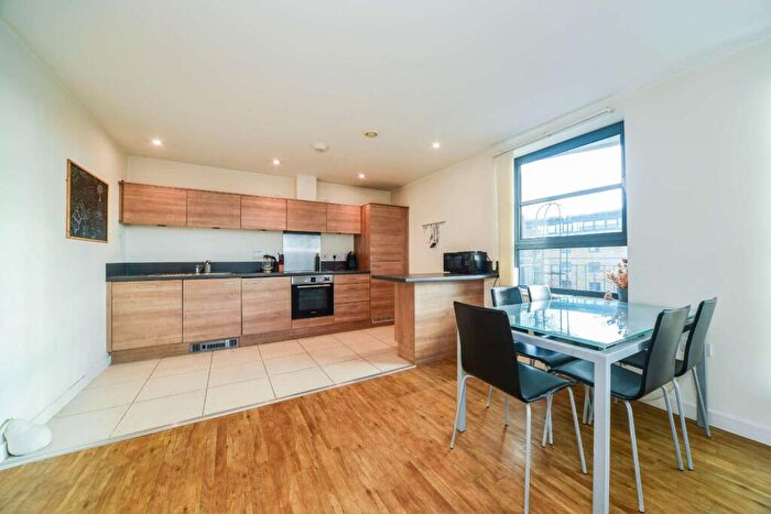 2 Bedroom Flat To Rent In Commercial Road, Limehouse, London, E14