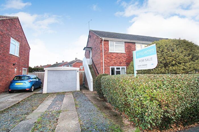 2 Bedroom Maisonette For Sale In Giffard Drive, Farnborough, GU14