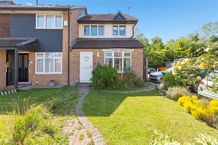 3 Bedroom End Of Terrace House For Sale In Copperfields Way, Romford, RM3